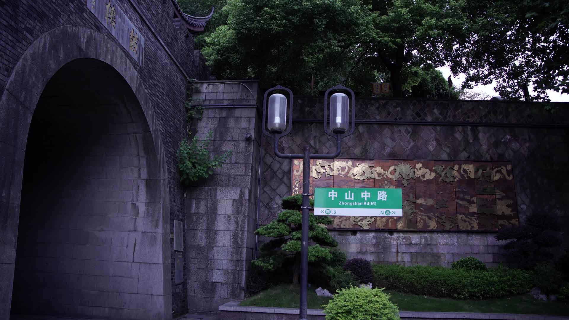 杭州吴山景区鼓楼建筑视频的预览图
