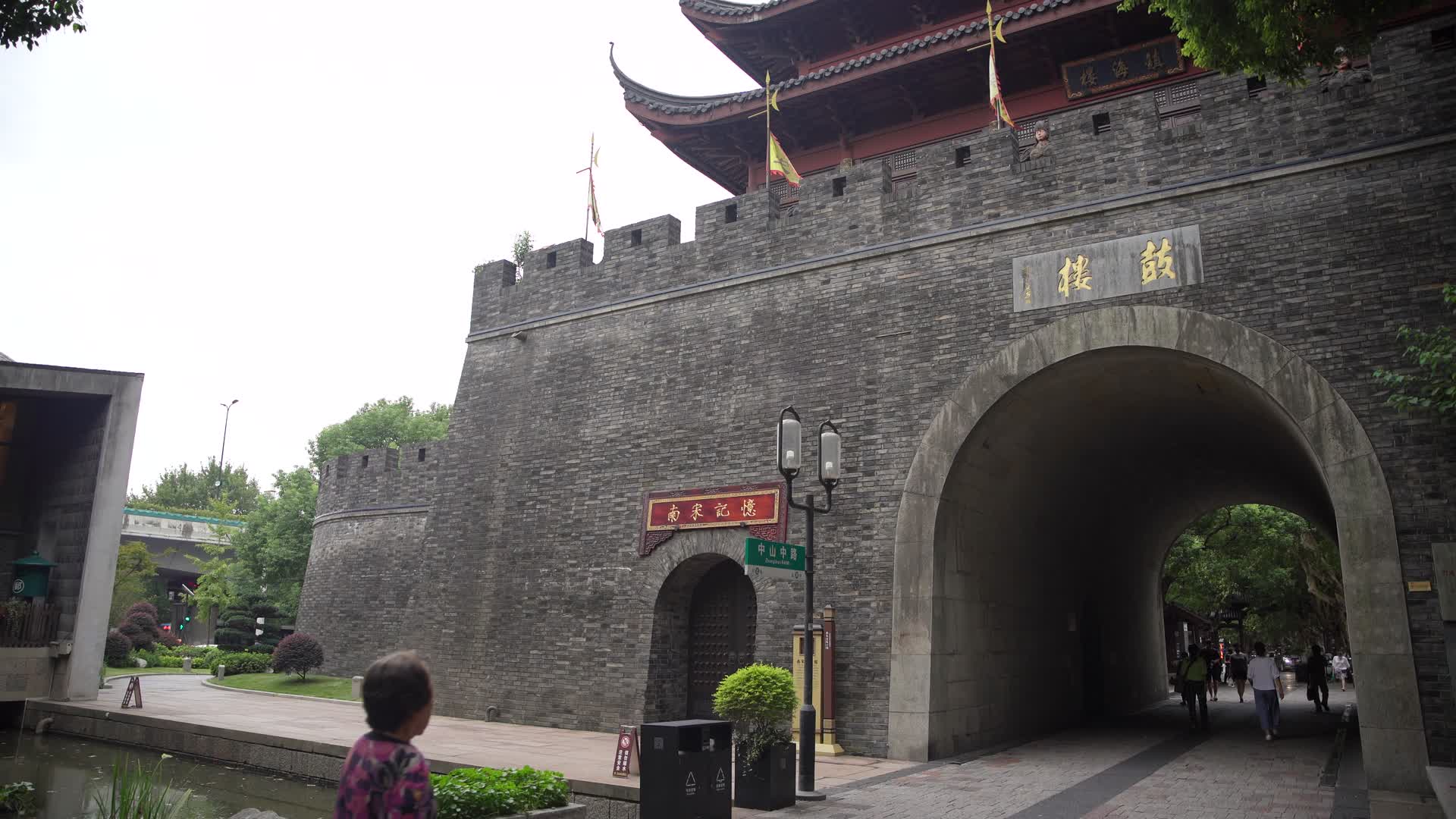 杭州吴山景区鼓楼建筑视频的预览图