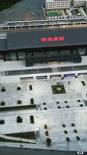 湖北襄阳保康县高铁站竖屏航拍视频的预览图