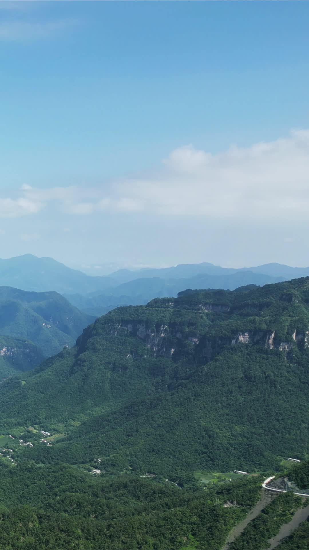 湖北神农架天燕景区竖屏航拍视频的预览图