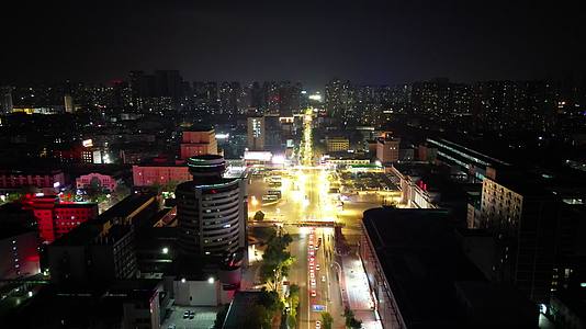 航拍湖北襄阳向前路交通夜景视频的预览图
