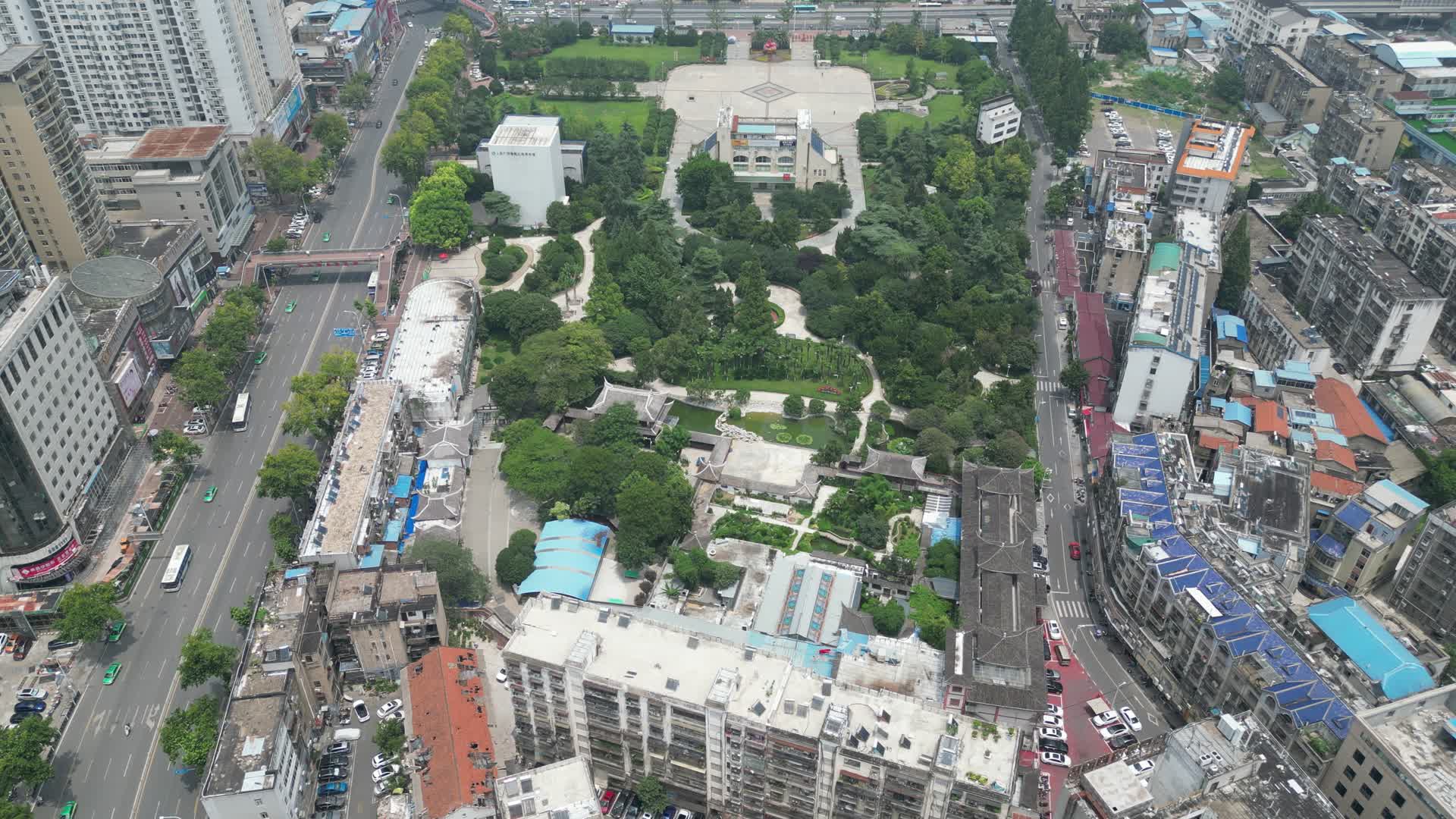 航拍湖北襄阳人民广场视频的预览图