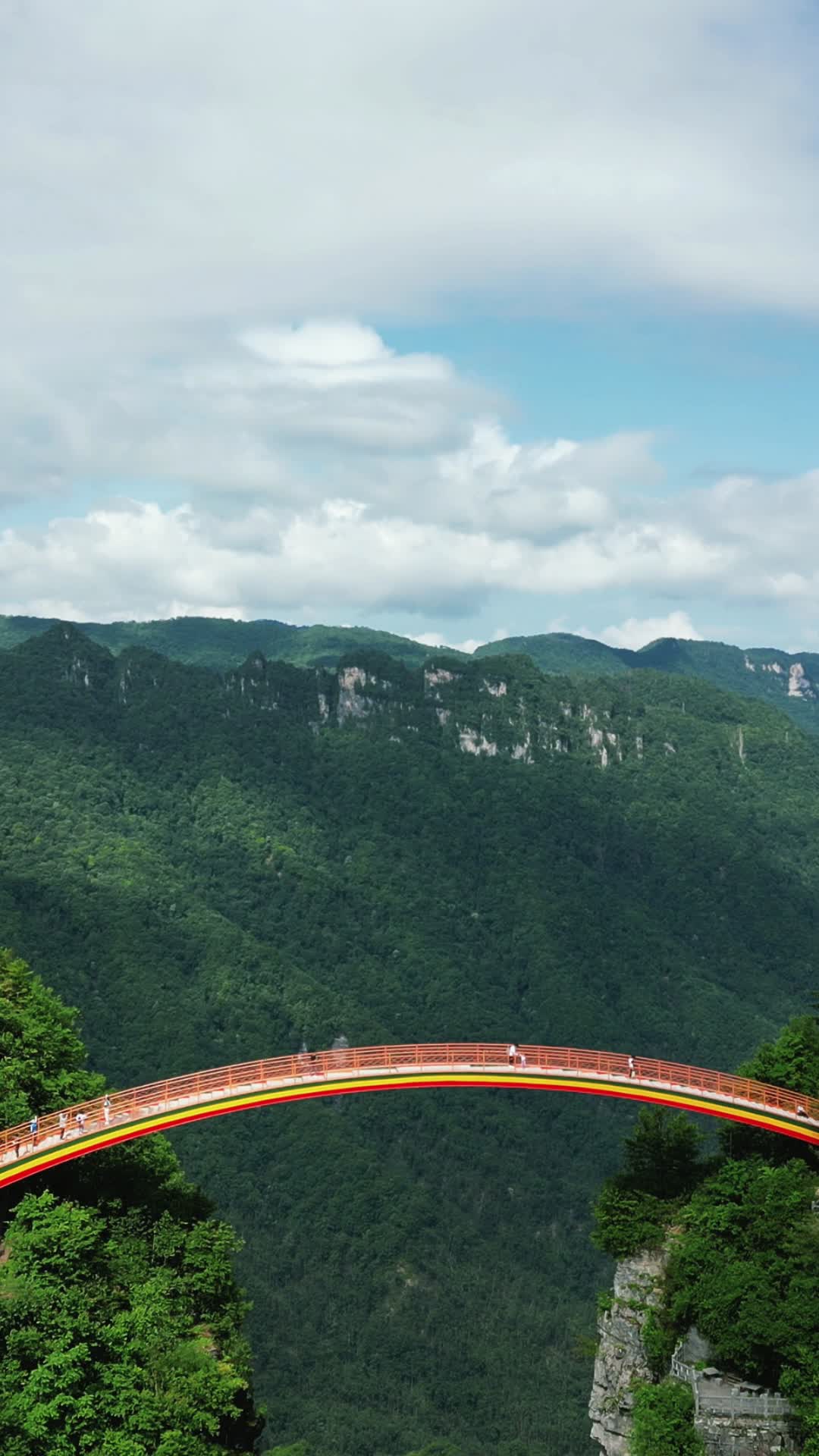 航拍湖北神农架天燕景区彩虹桥视频的预览图
