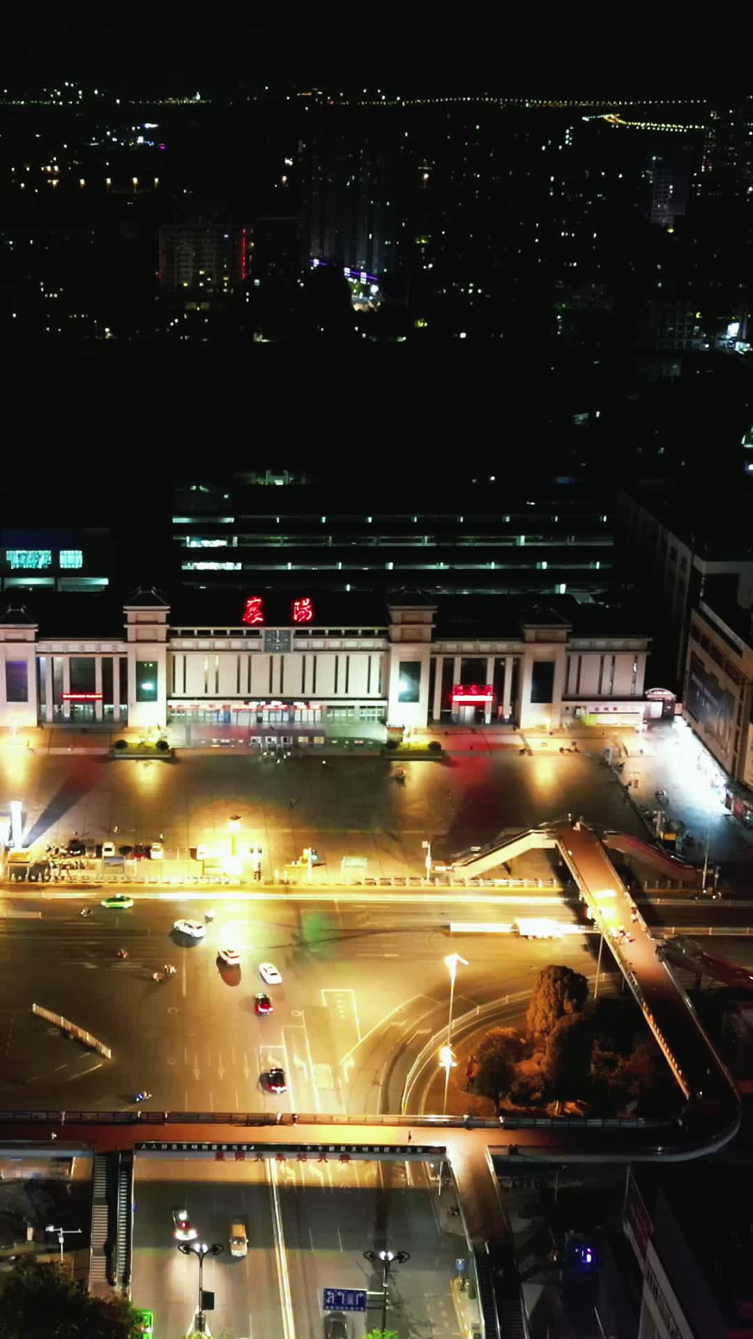 航拍湖北襄阳站夜景视频的预览图