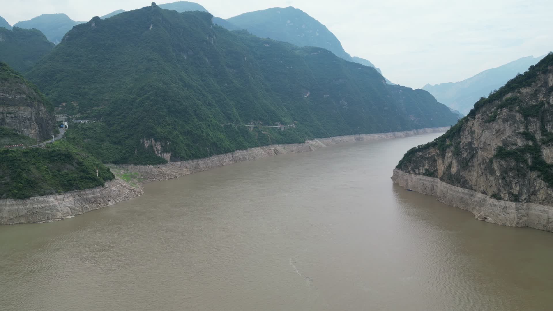 航拍长江三峡牛肝马肺峡视频的预览图
