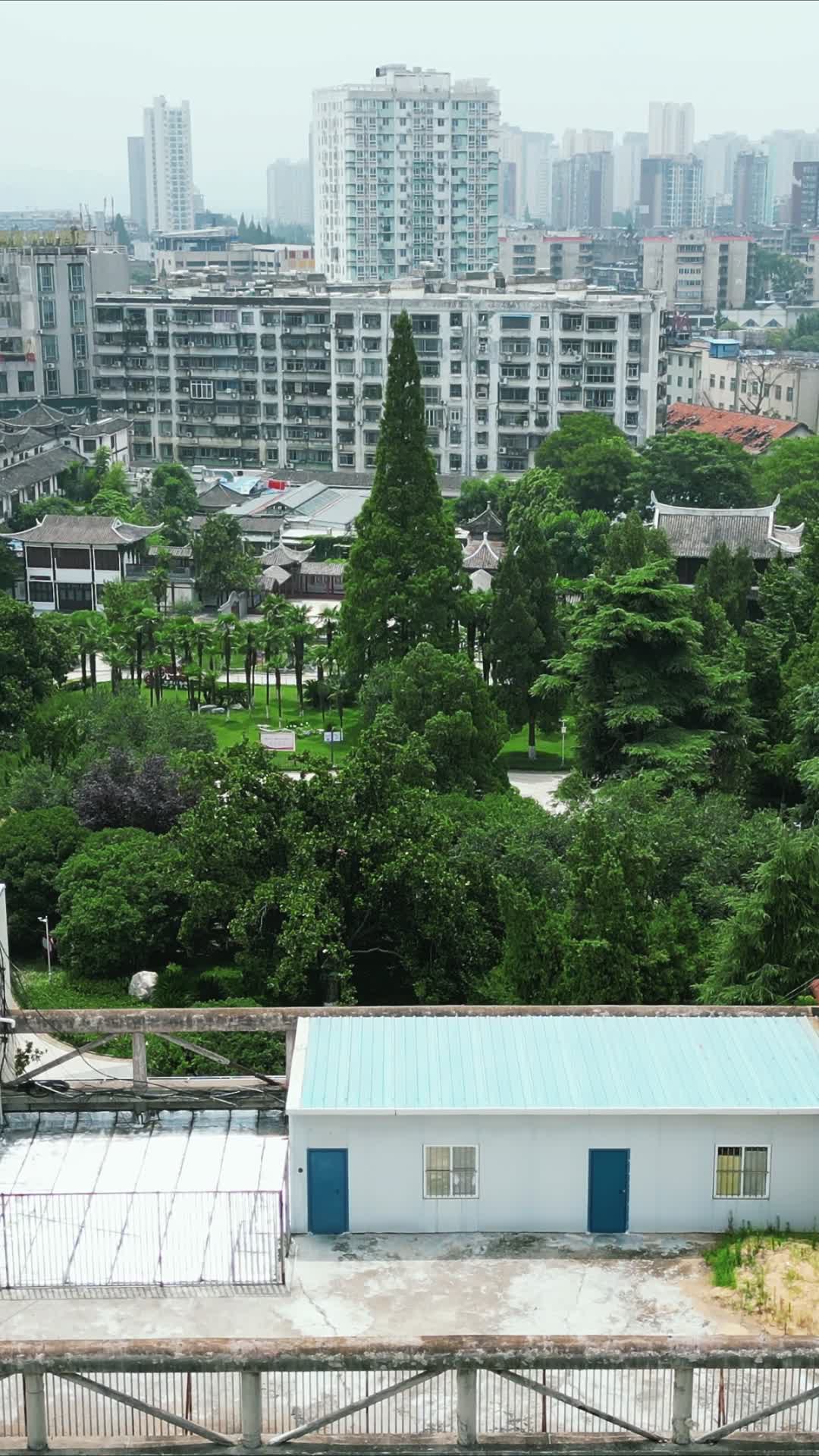 航拍湖北襄阳市青少年宫视频的预览图