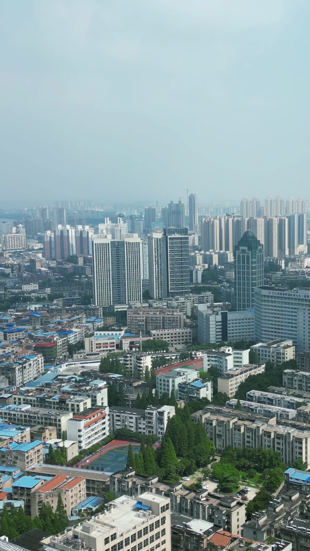 航拍湖北襄阳城市地标建筑高楼视频的预览图