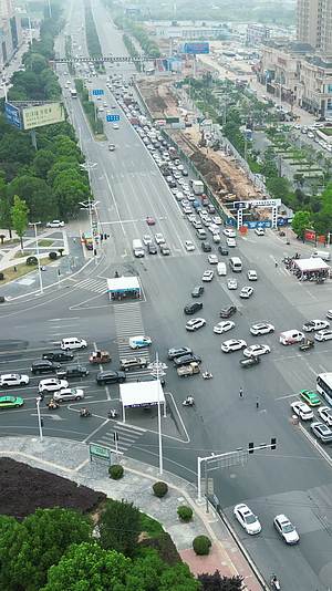 航拍湖北襄阳钻石大道拥堵交通视频的预览图