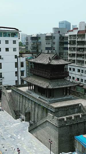 航拍湖北襄阳屏襄门古建筑视频的预览图
