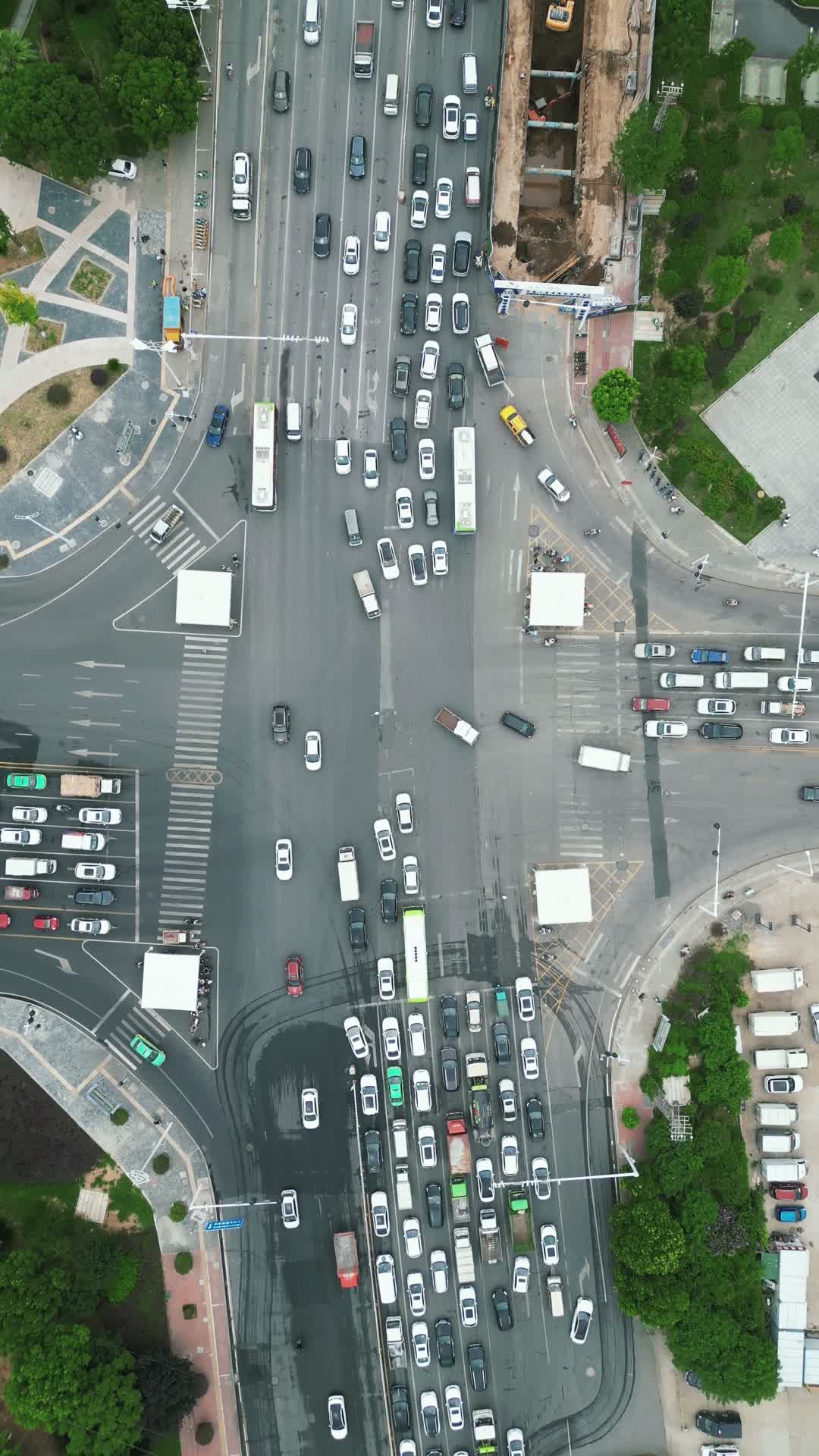 航拍湖北襄阳钻石大道交通十字路口视频的预览图