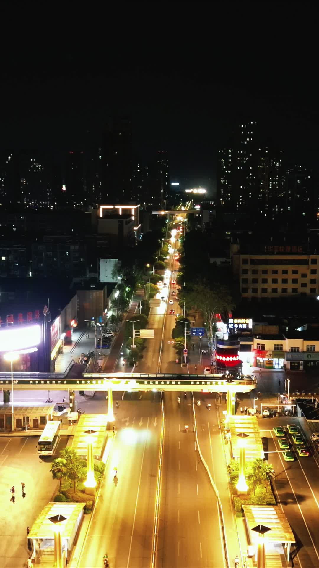 航拍湖北襄阳城市交通大道夜景视频的预览图