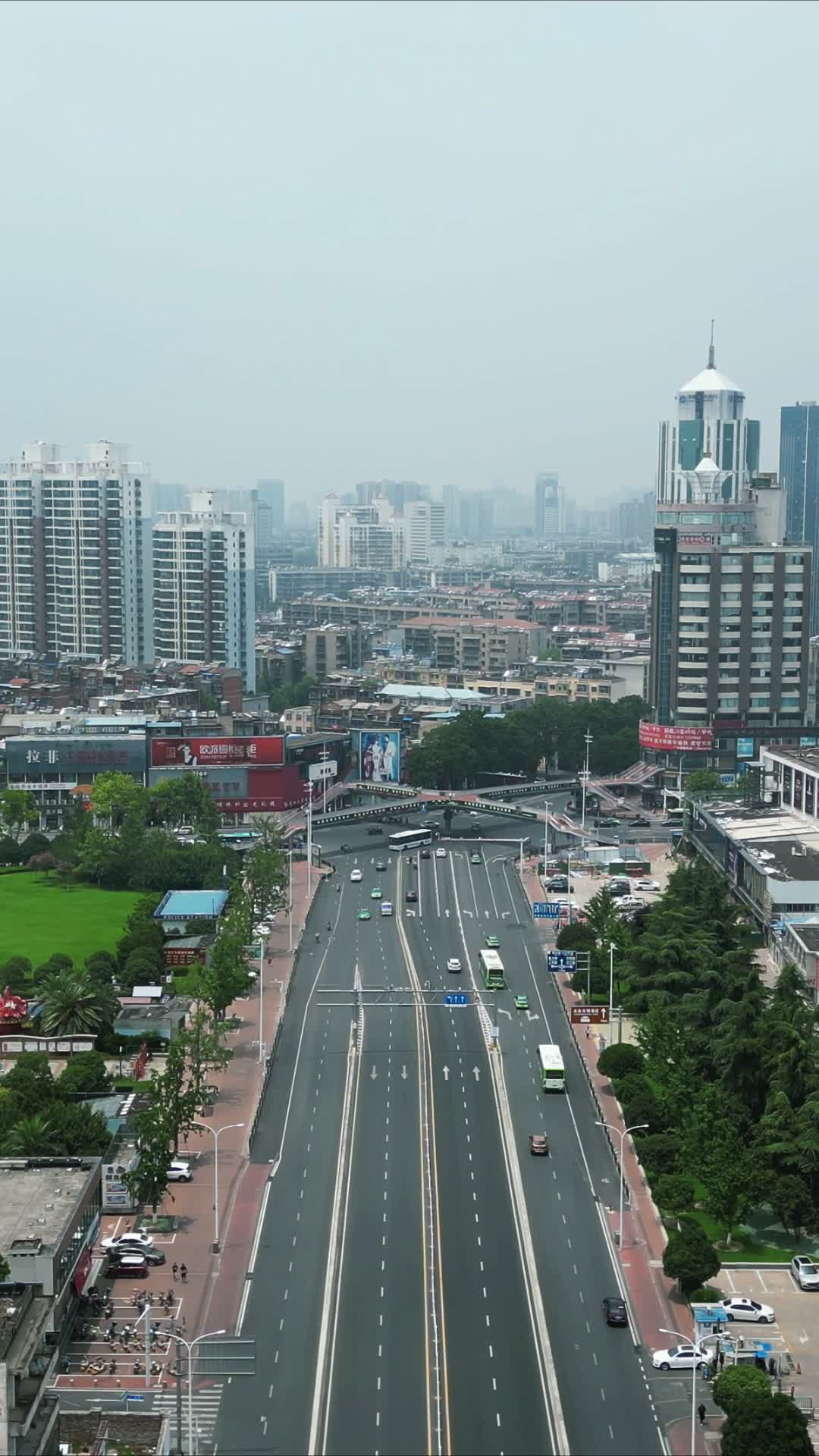航拍湖北襄阳城市交通大道视频的预览图