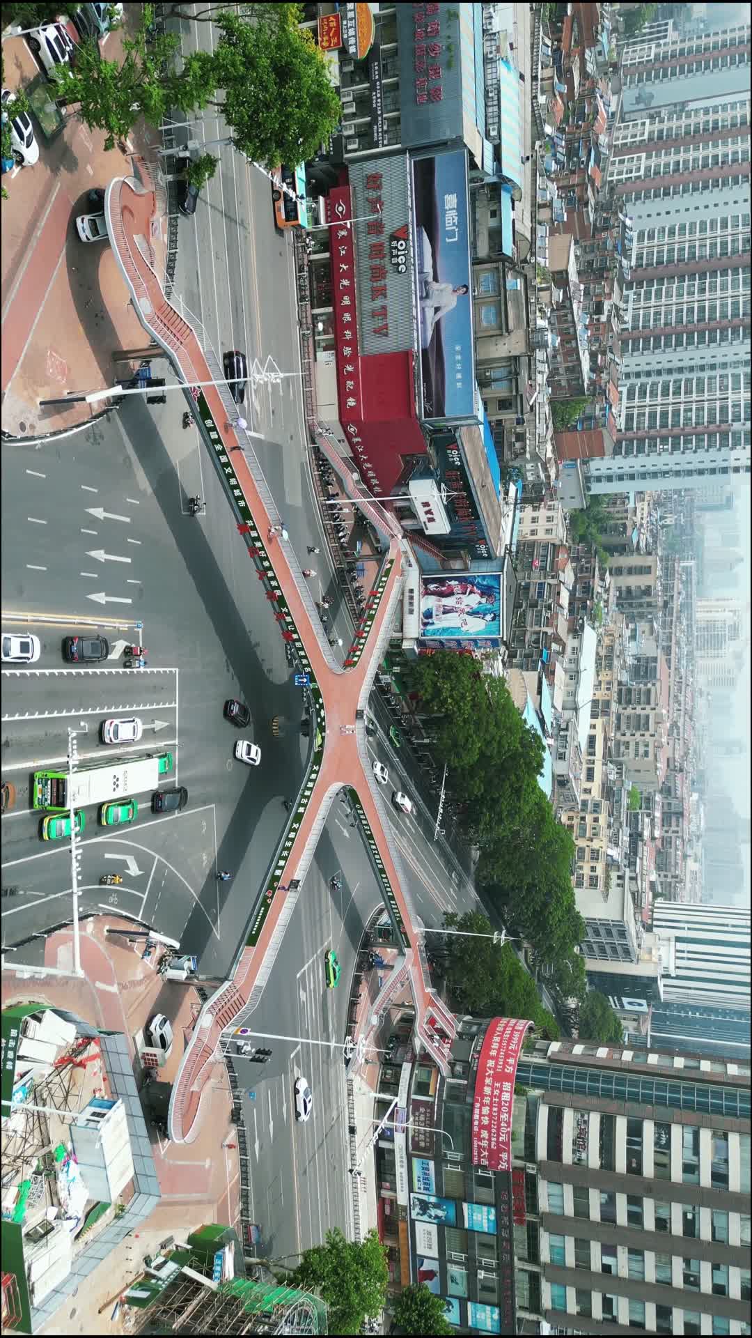 航拍湖北襄阳人民广场人行天桥视频的预览图