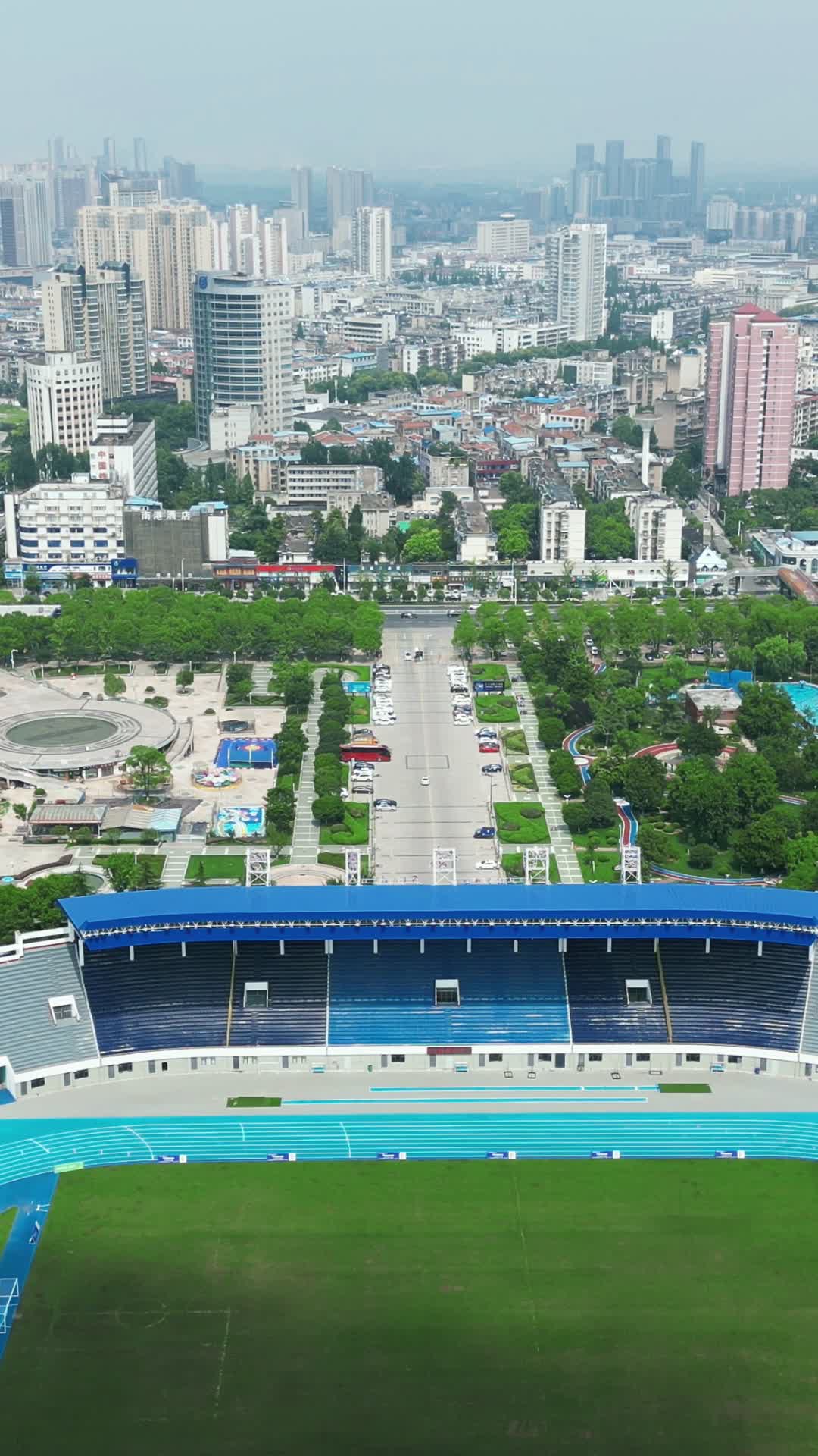 航拍湖北襄阳体育场视频的预览图