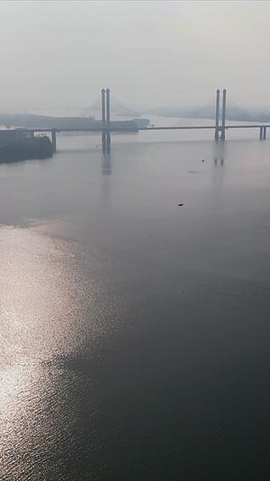 航拍湖北襄阳汉江卧龙大桥视频的预览图