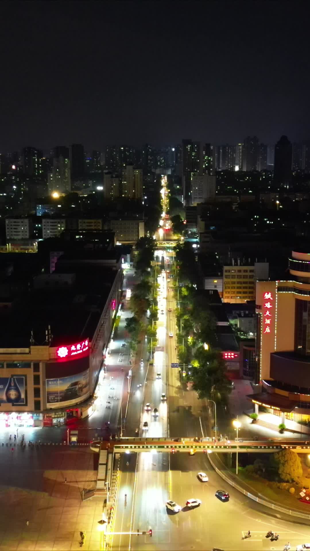 航拍湖北襄阳城市交通大道夜景视频的预览图