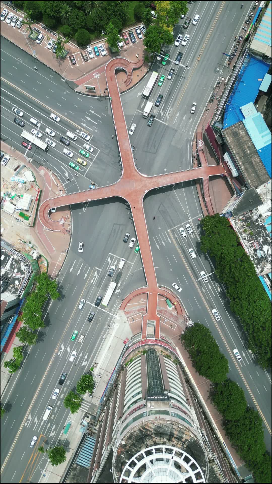航拍湖北襄阳人民广场人行天桥视频的预览图