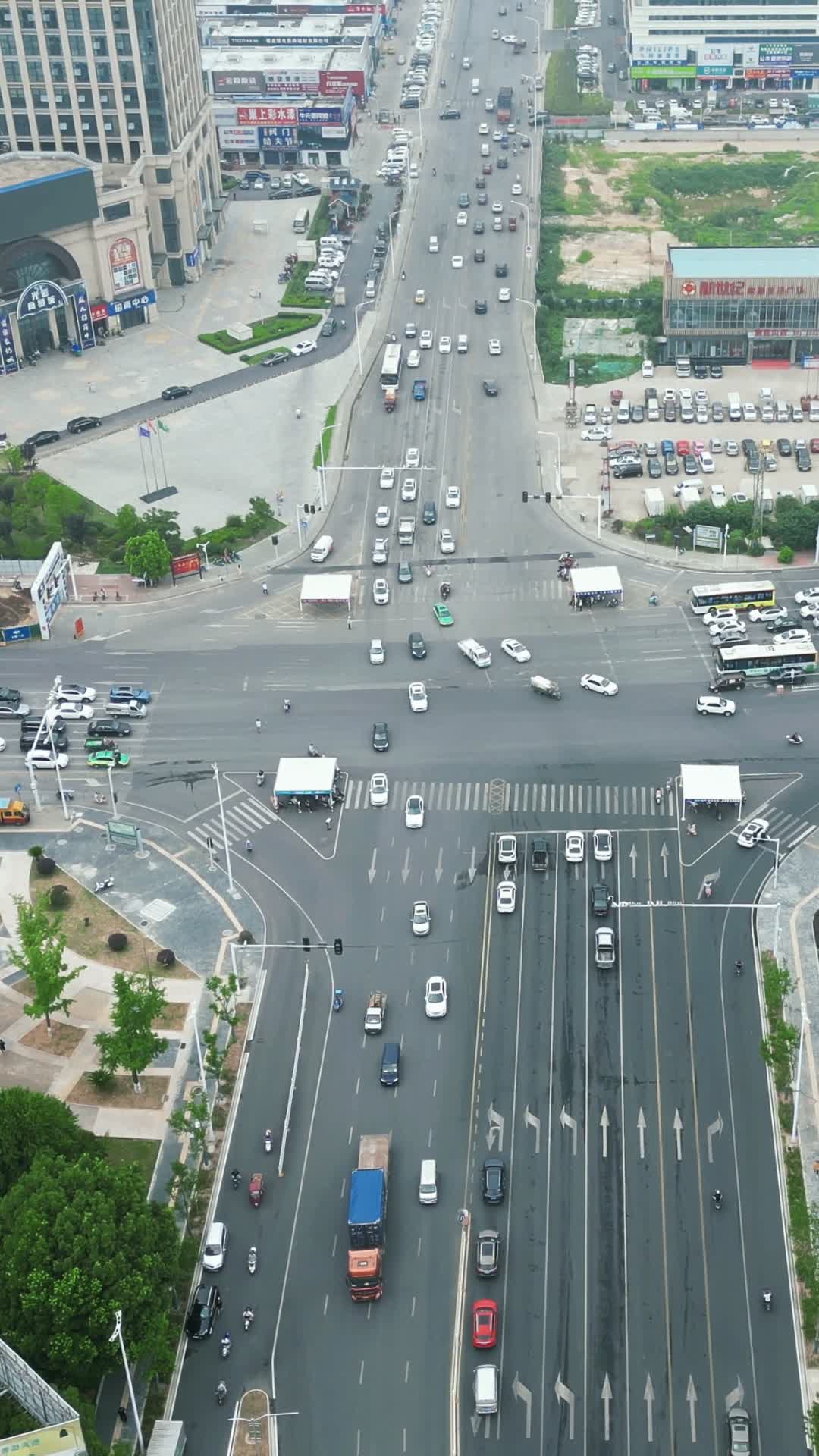 航拍湖北襄阳钻石大道交通十字路口视频的预览图