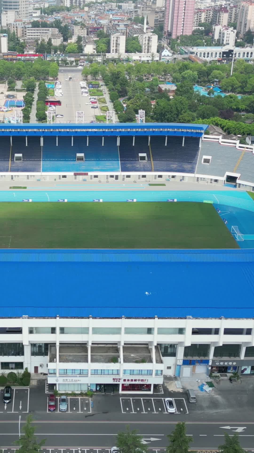 航拍湖北襄阳体育场视频的预览图