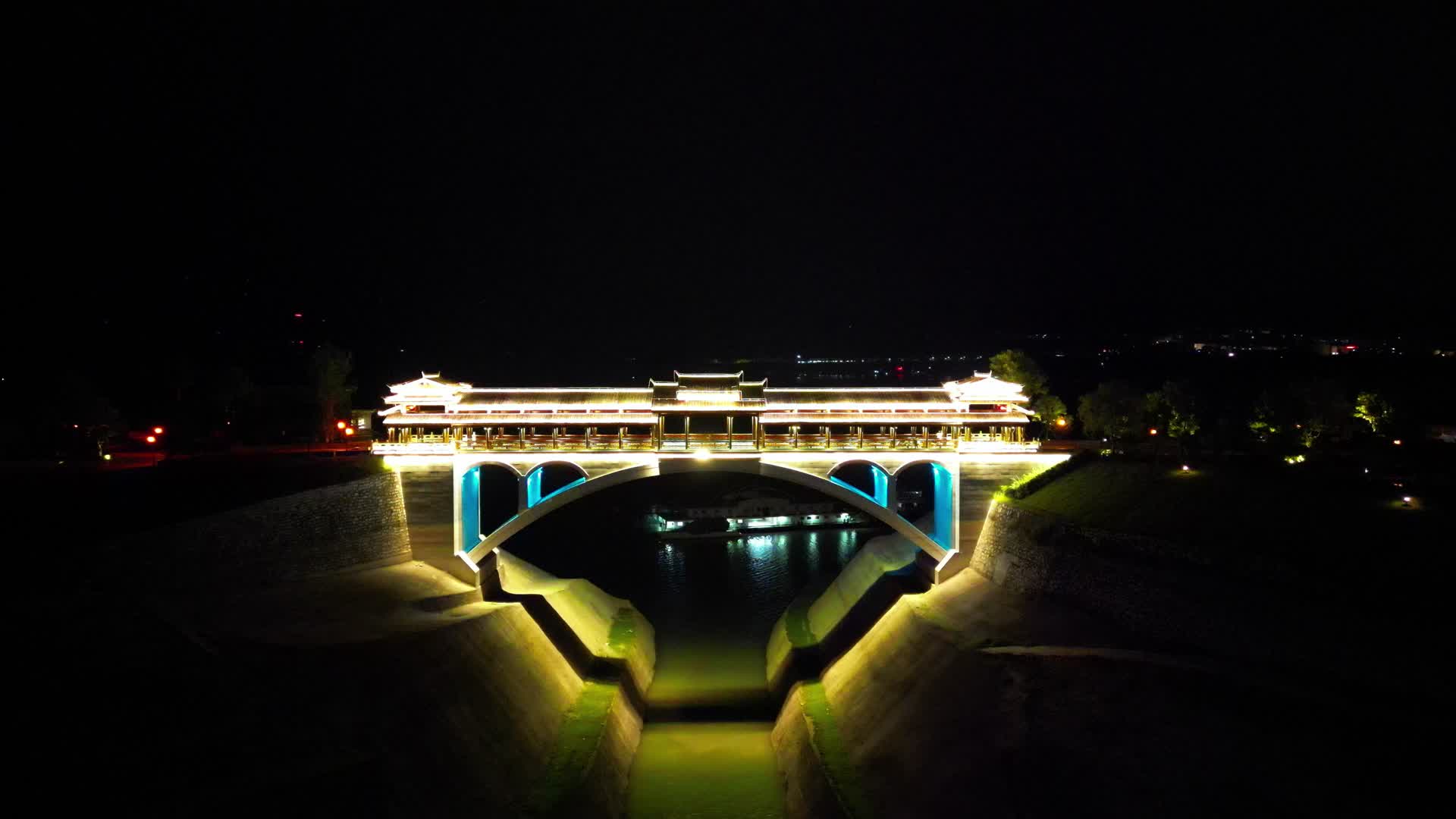 航拍湖北宜昌秭归县木鱼岛公园风雨桥视频的预览图