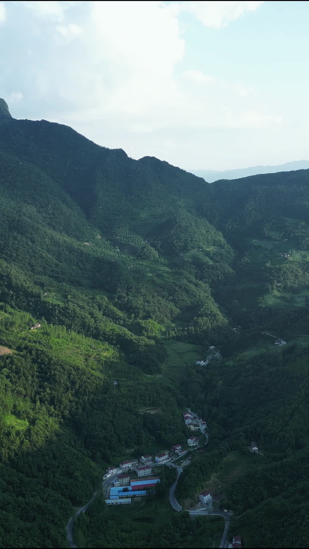 航拍高山峡谷中的乡村视频的预览图