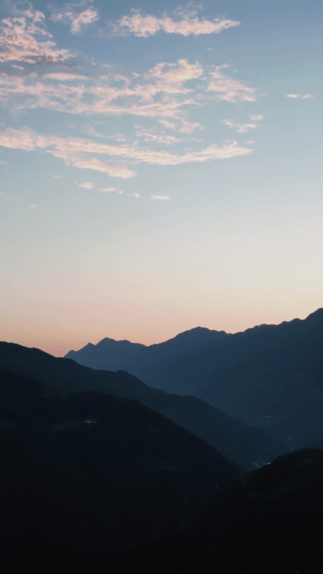 航拍高山日落晚霞自然风光视频的预览图