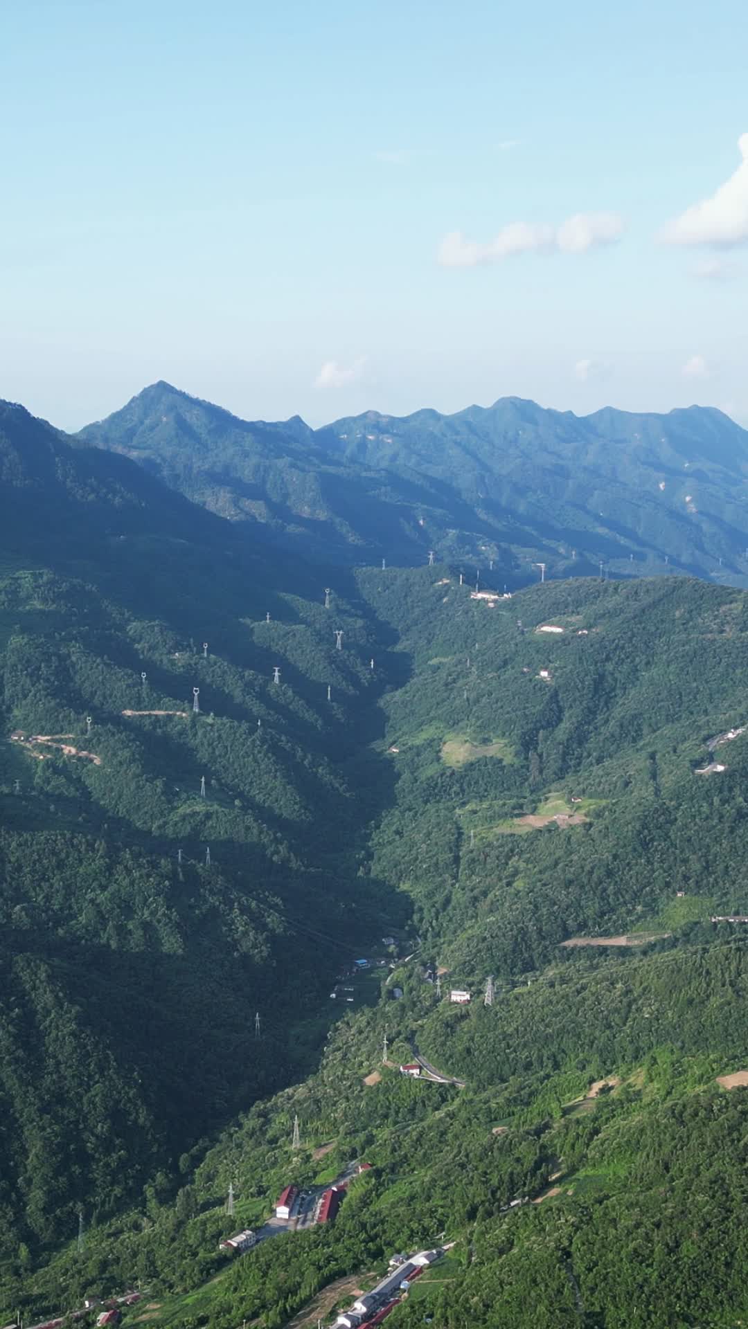 航拍巍峨高山森林自然风光视频的预览图