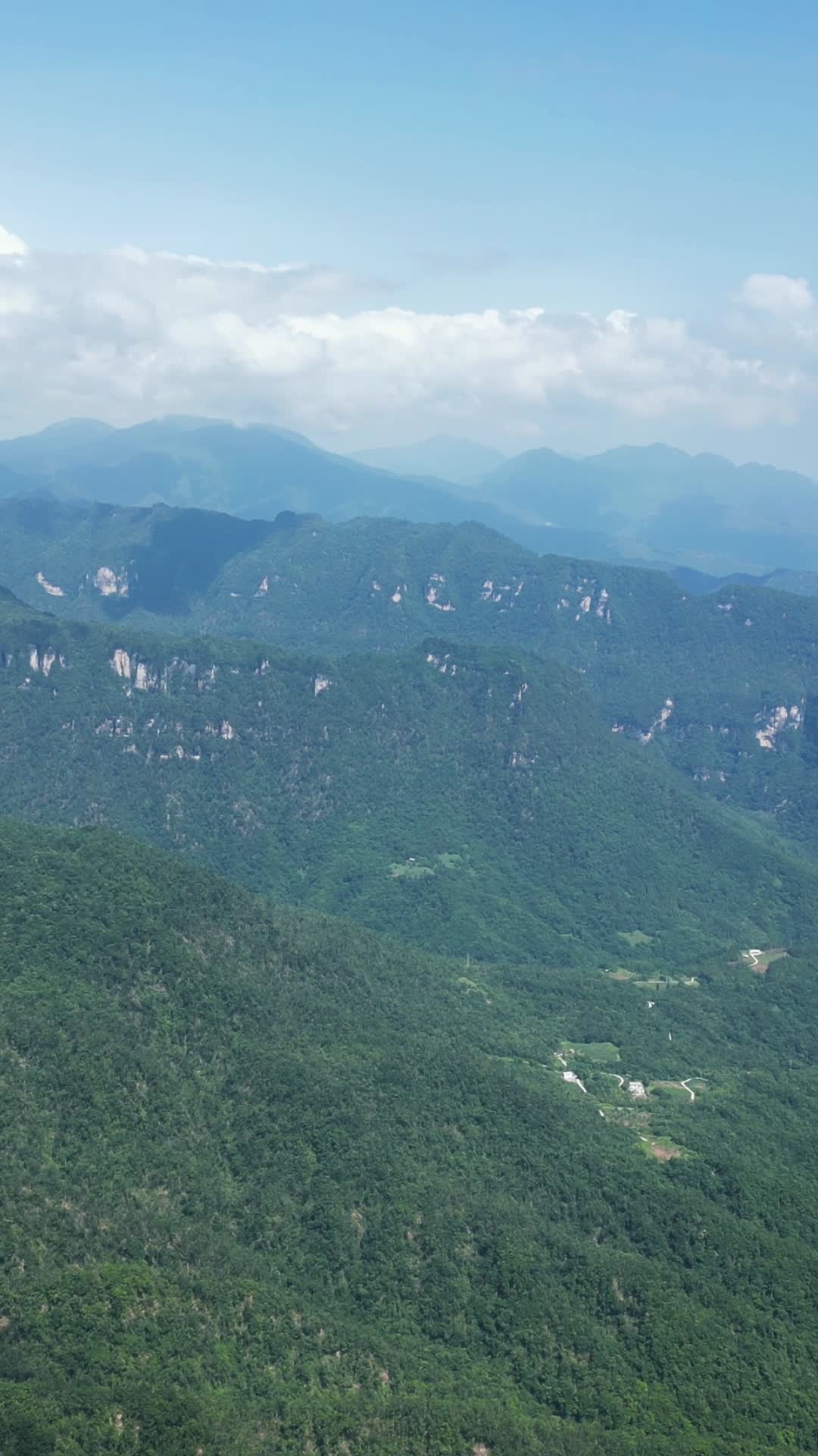 航拍湖北神农架天燕景区视频的预览图