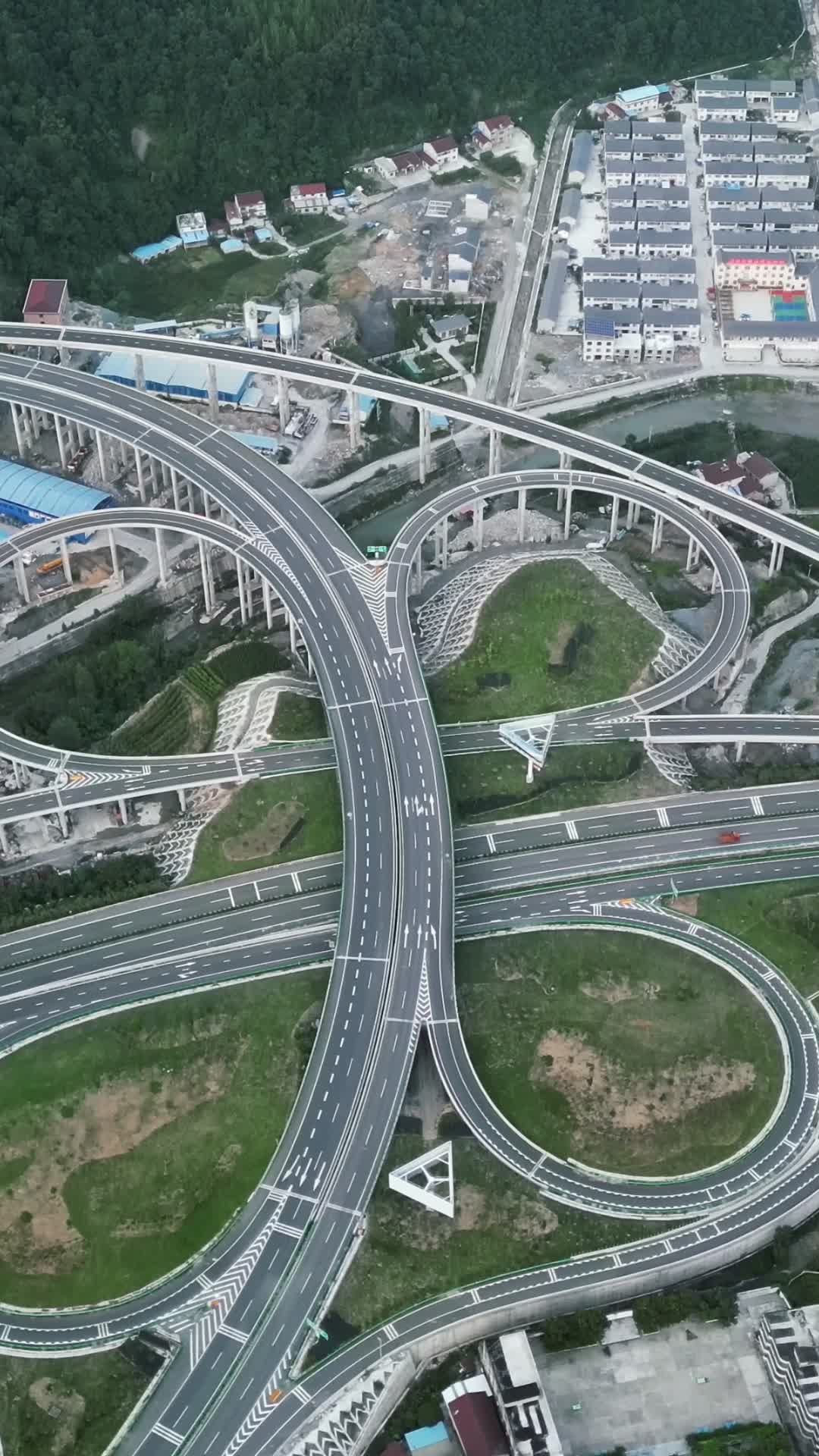 航拍复杂交通枢纽立交桥高架桥视频的预览图