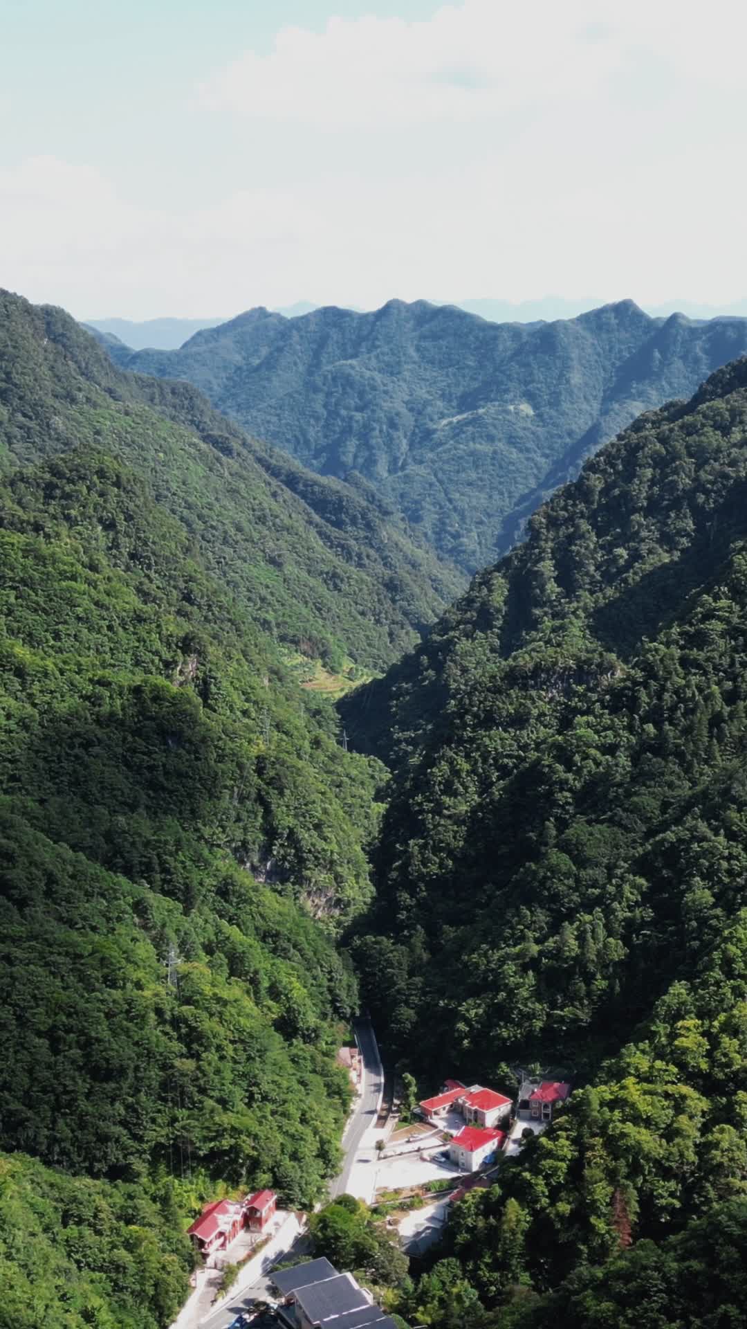 航拍湖北襄阳尧治河地质公园视频的预览图