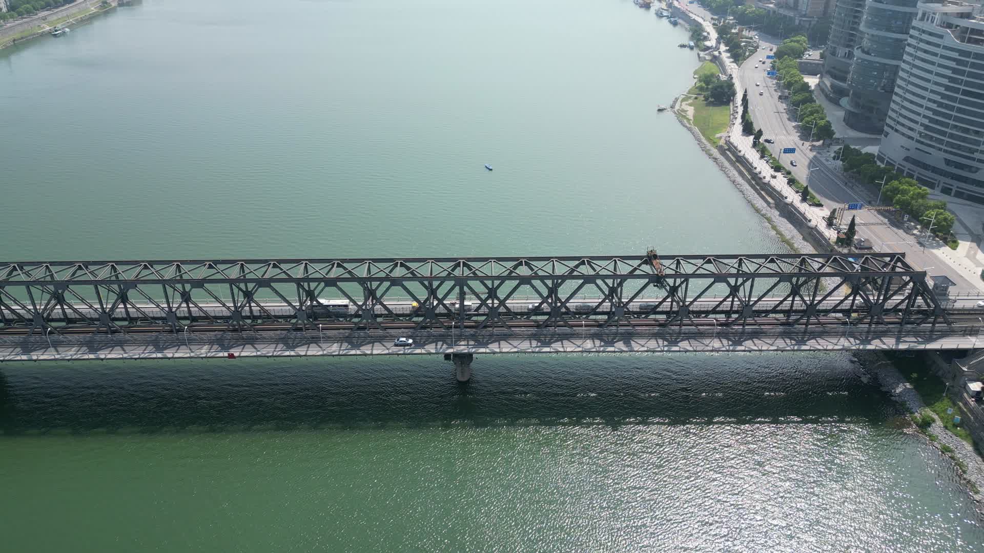 航拍湖北襄阳汉江大桥视频的预览图