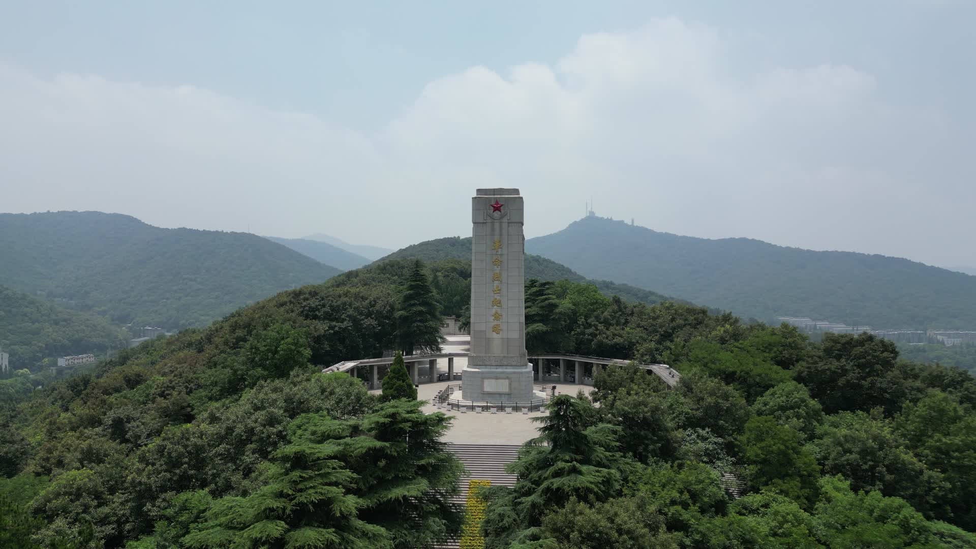 航拍湖北襄阳革命烈士纪念碑视频的预览图