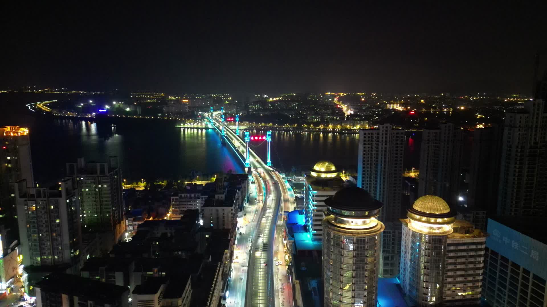 航拍湖北襄阳凤雏大桥夜景视频的预览图