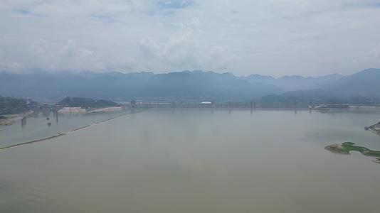航拍长江三峡风光雄伟山川河流视频的预览图