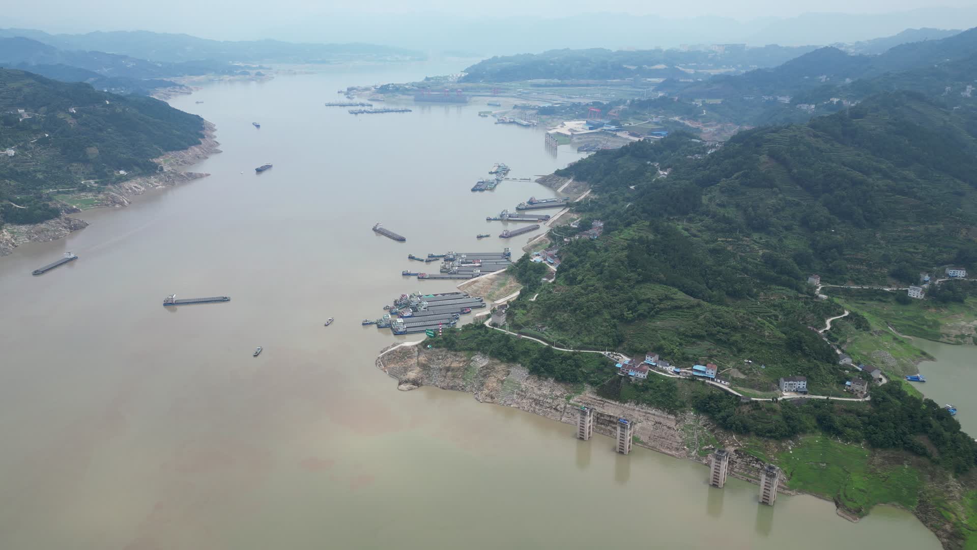 雄伟壮观长江三峡风光航拍视频的预览图