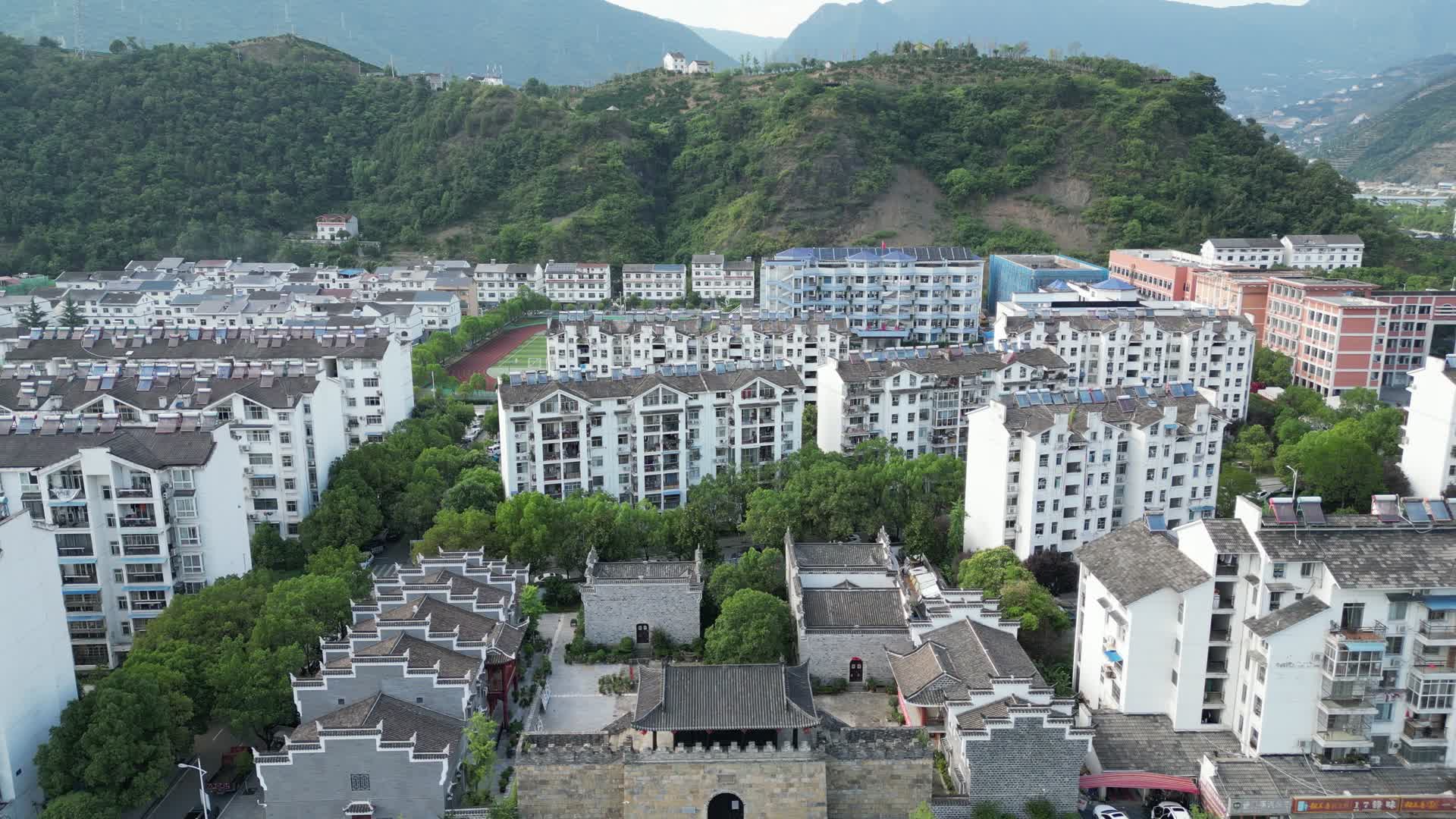 湖北襄阳兴山城市风光航拍视频的预览图