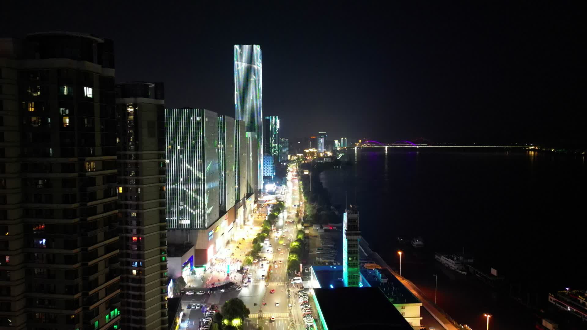 航拍湖北宜昌沿江大道万达广场宜昌国际广场夜景视频的预览图