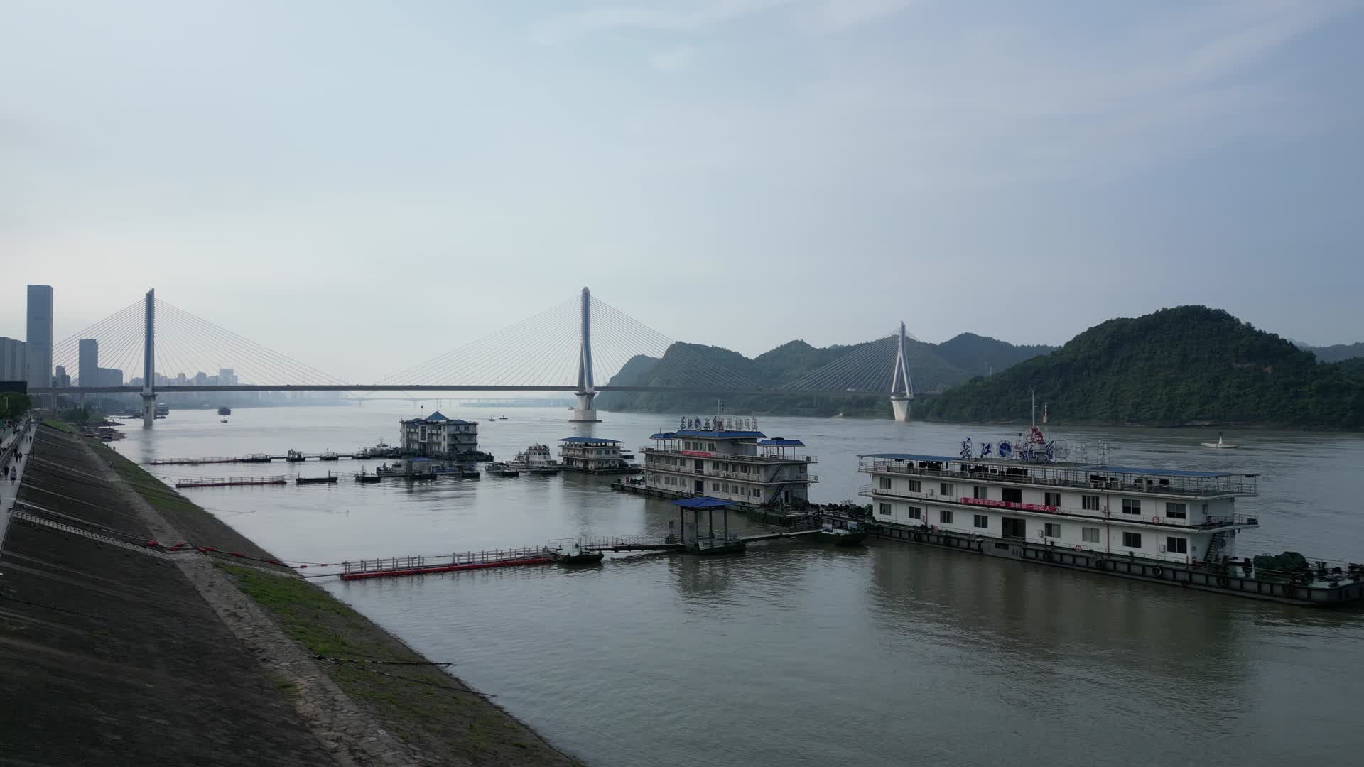 湖北宜昌长江风光航拍视频的预览图