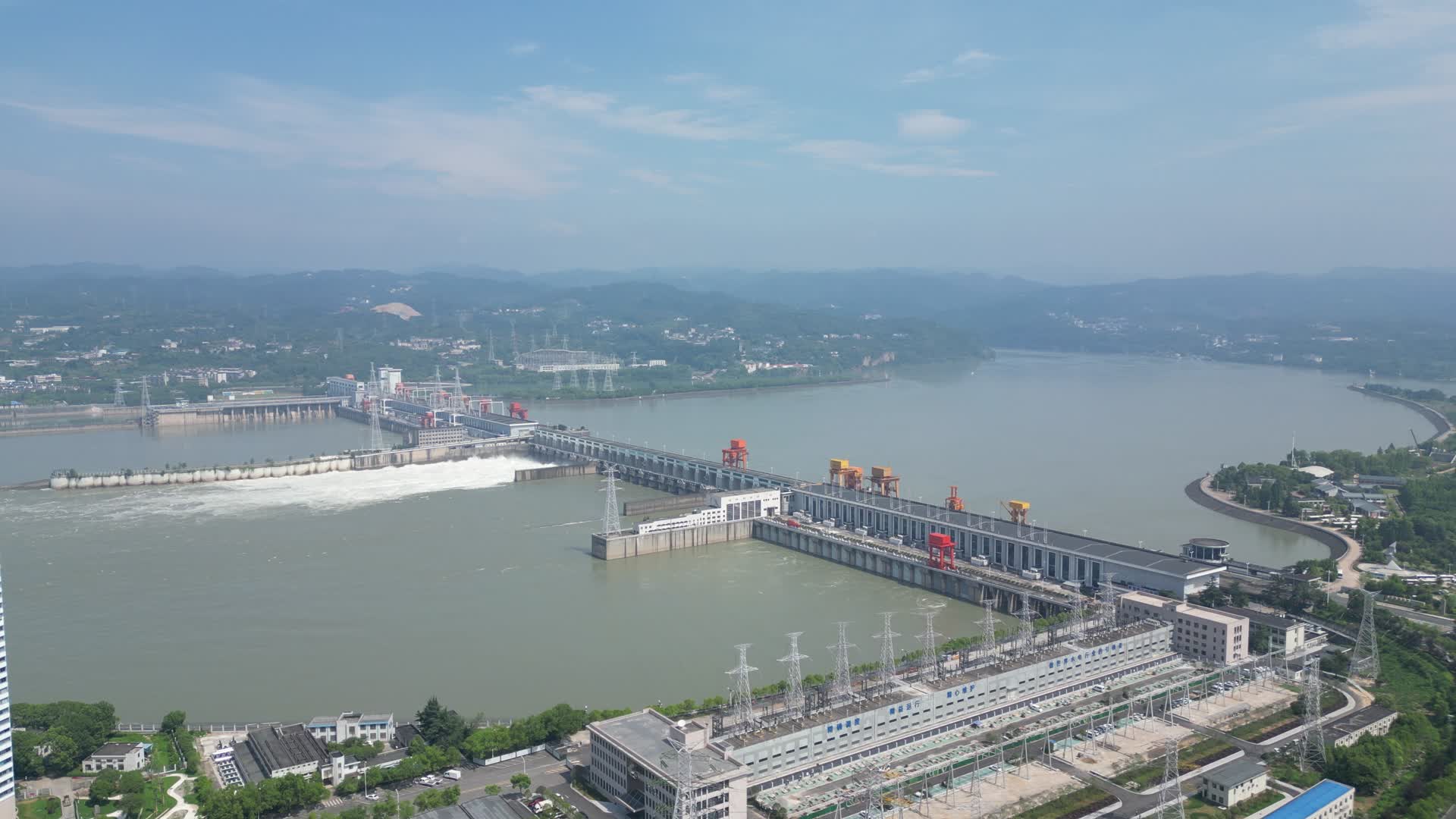 航拍湖北宜昌葛洲坝水电站视频的预览图