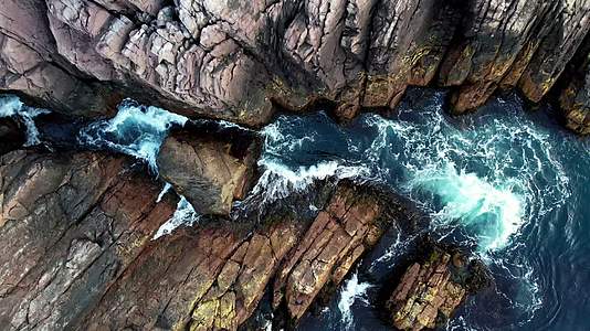 水道通过海岸岩石自然风光视频的预览图