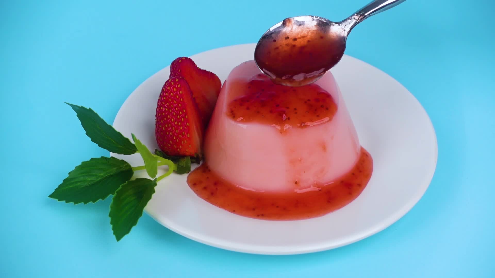 草莓酱和草莓布丁视频的预览图