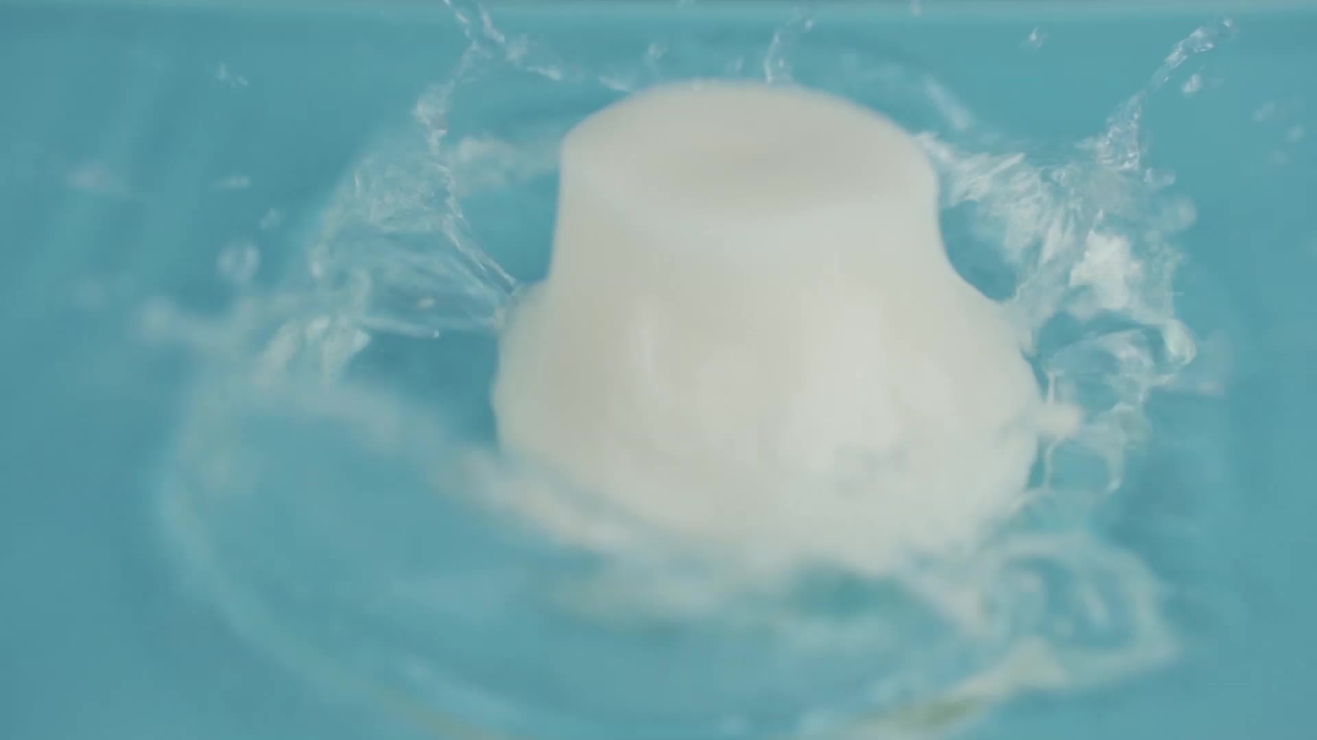 清凉夏日甜品布丁入水实拍视频视频的预览图