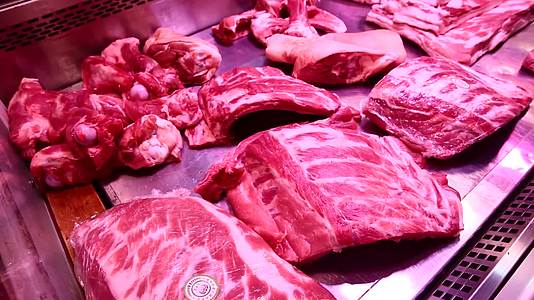 镜头合集猪肉市场卖肉肉贩子卖猪肉视频的预览图