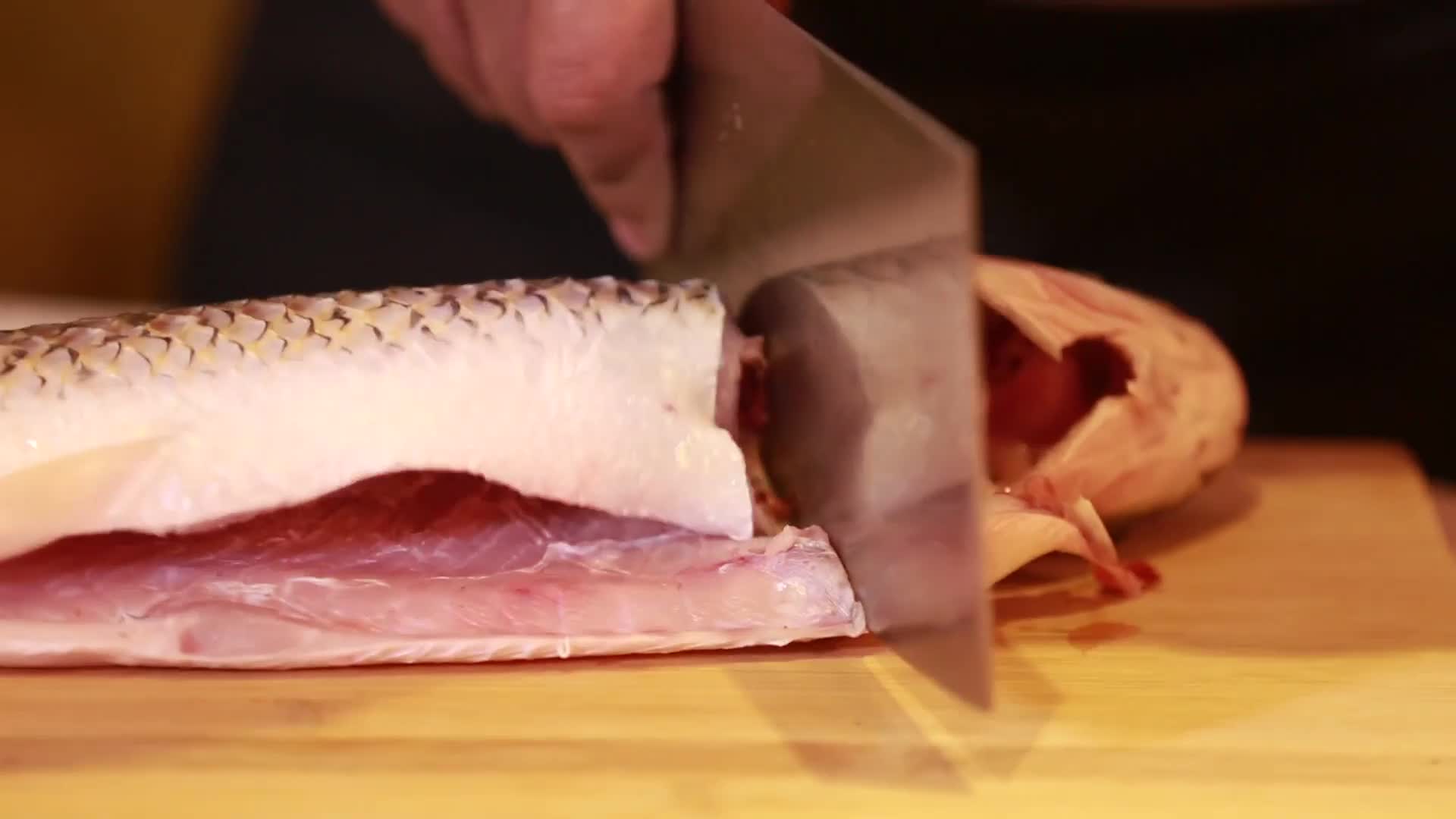 镜头合集开膛清洗鱼肉切块视频的预览图