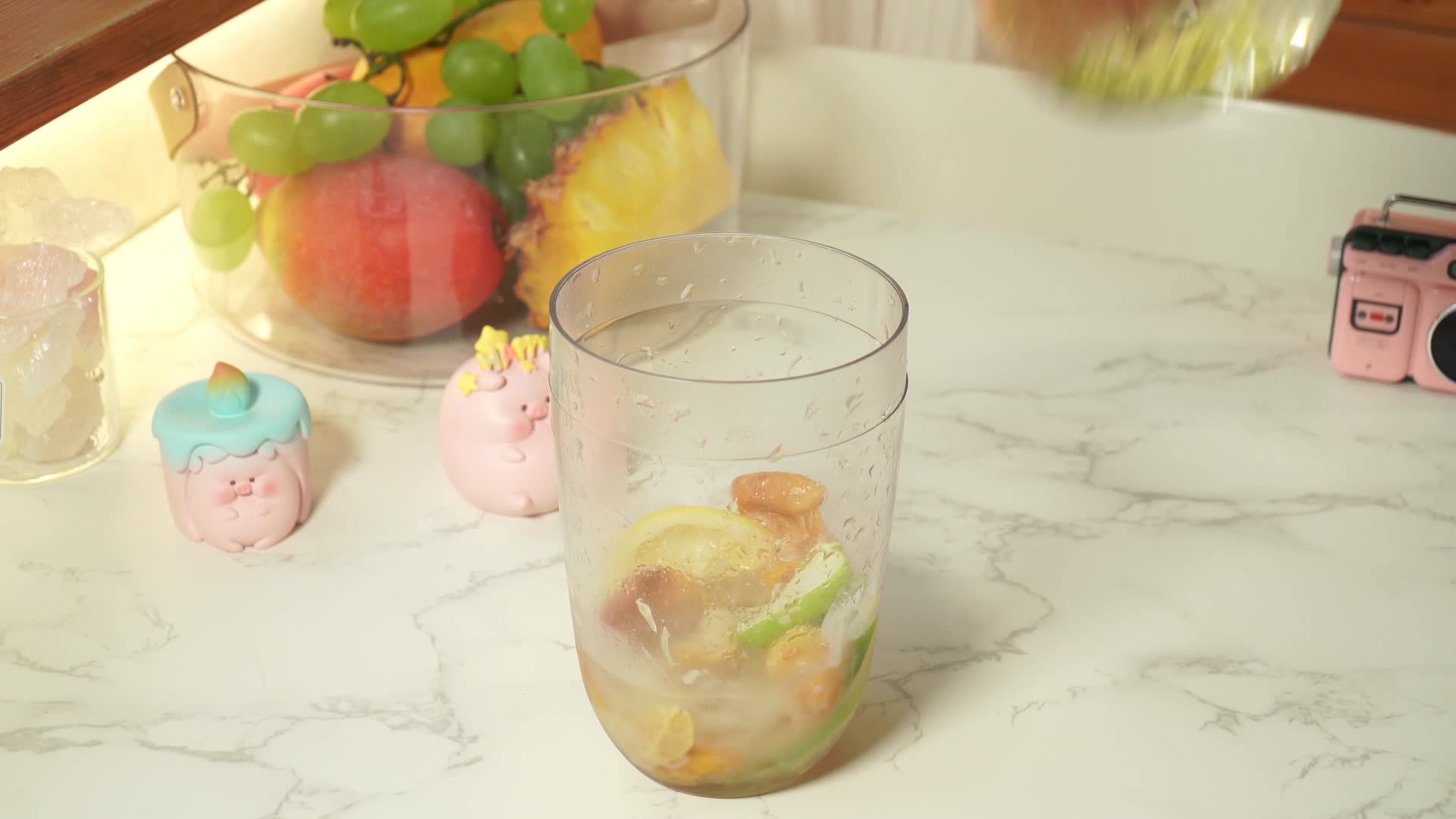 黄皮果鸡心果榨汁饮料视频的预览图