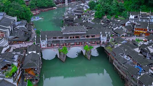 4K航拍湘西凤凰古城中景视频的预览图