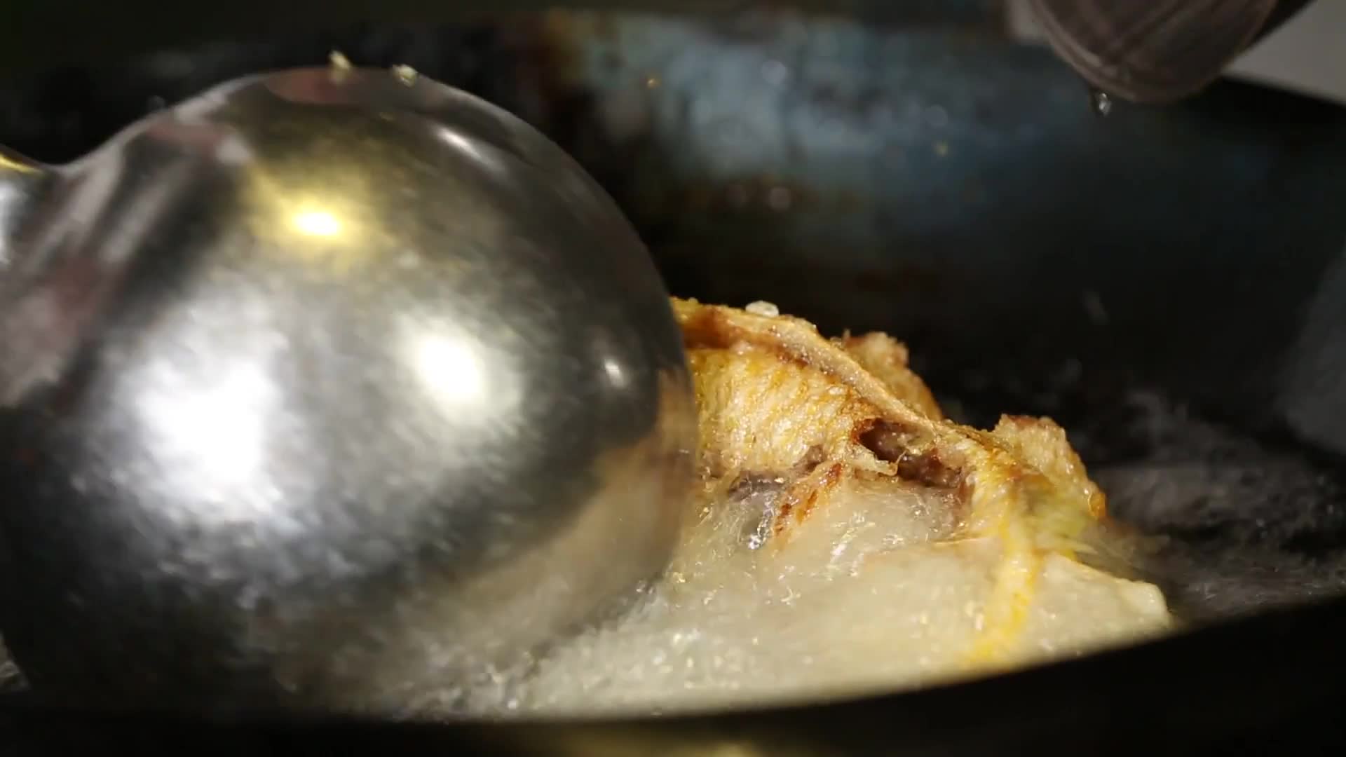 镜头合集油锅炸鱼定型视频的预览图