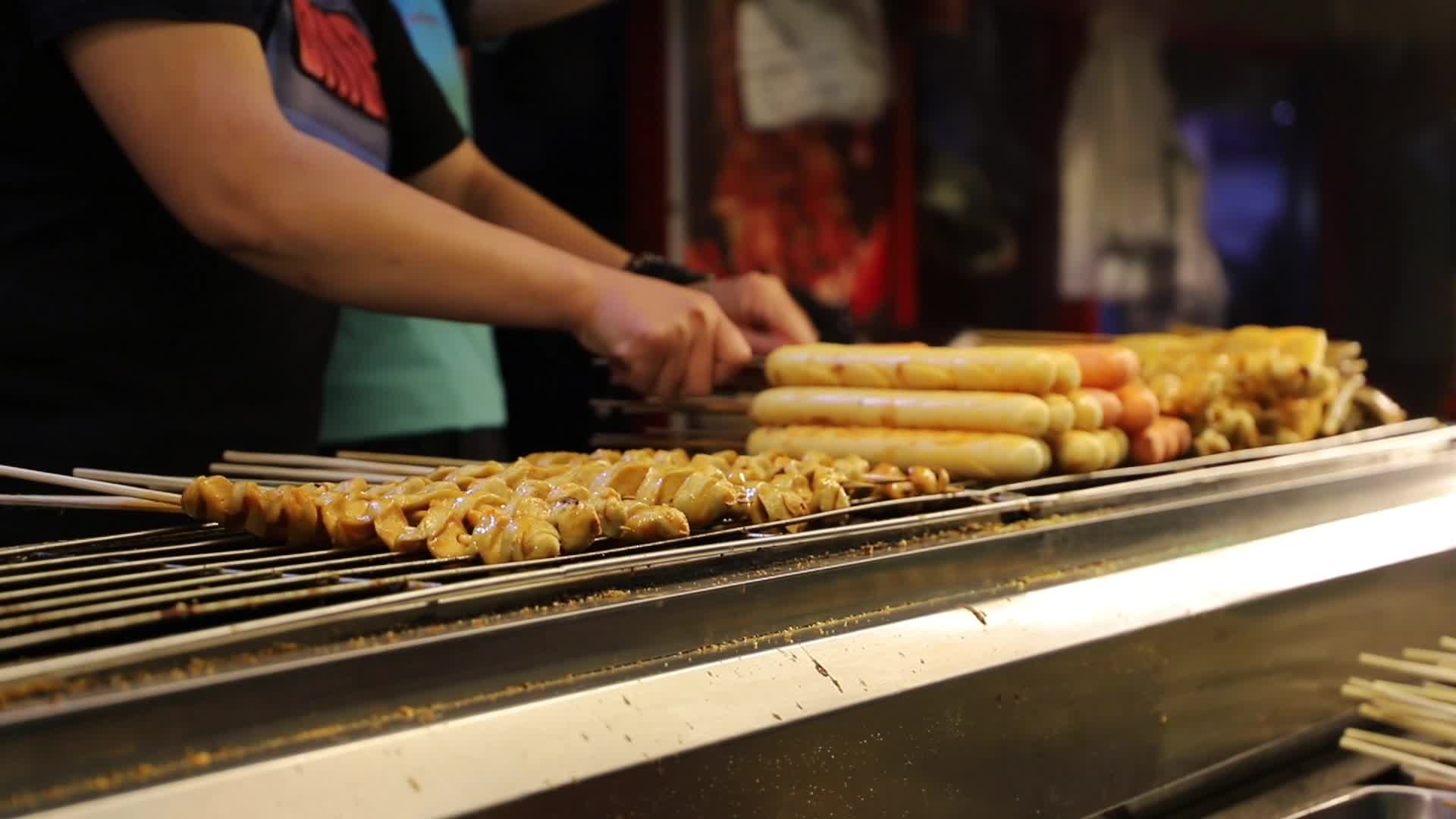 美食街烧烤美食视频的预览图