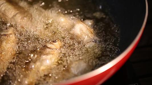 镜头合集沸腾油锅炸鱼视频的预览图