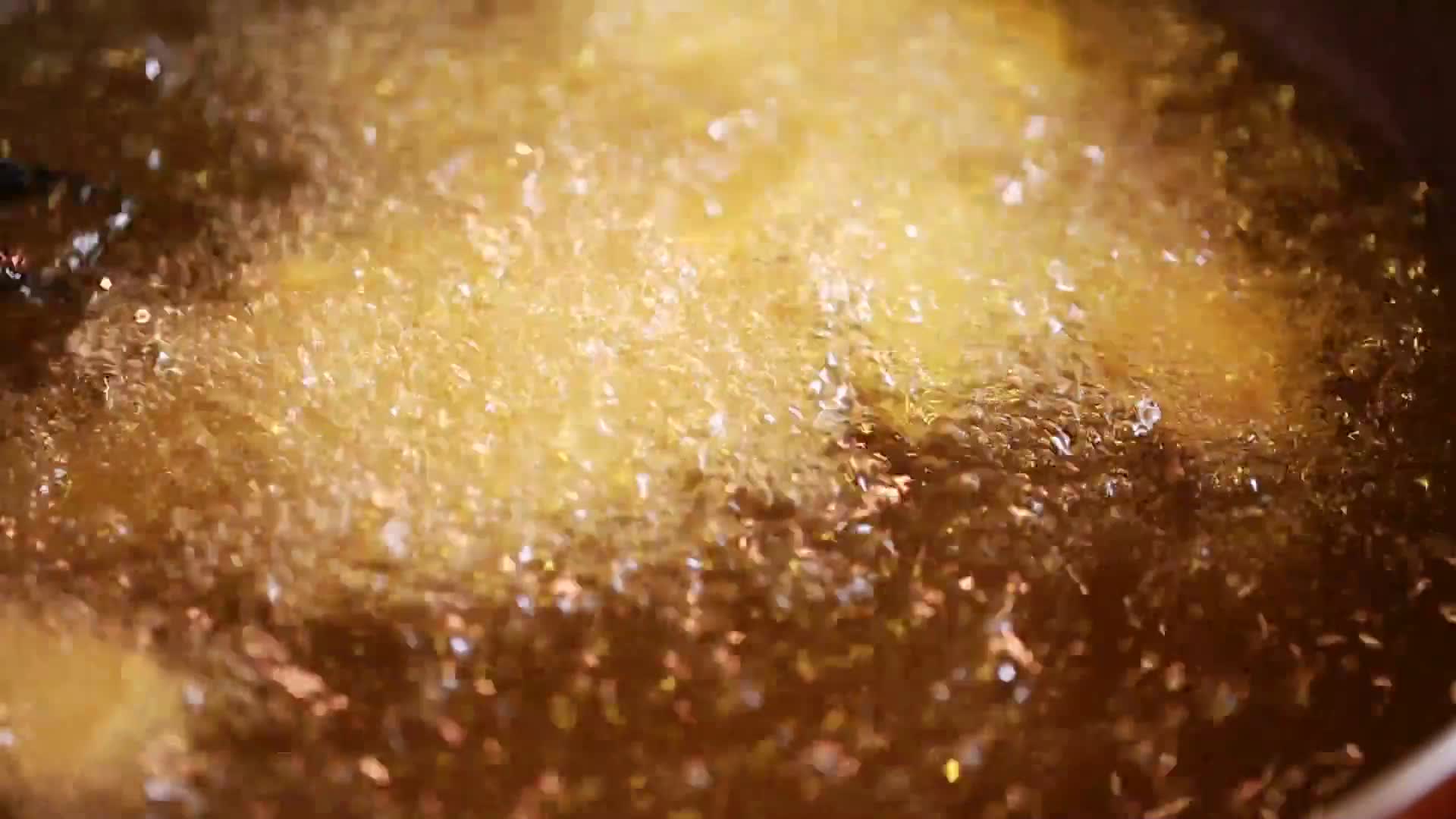 镜头合集起锅烧油炸豆腐块炸豆泡视频的预览图